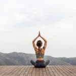 chica haciendo yoga