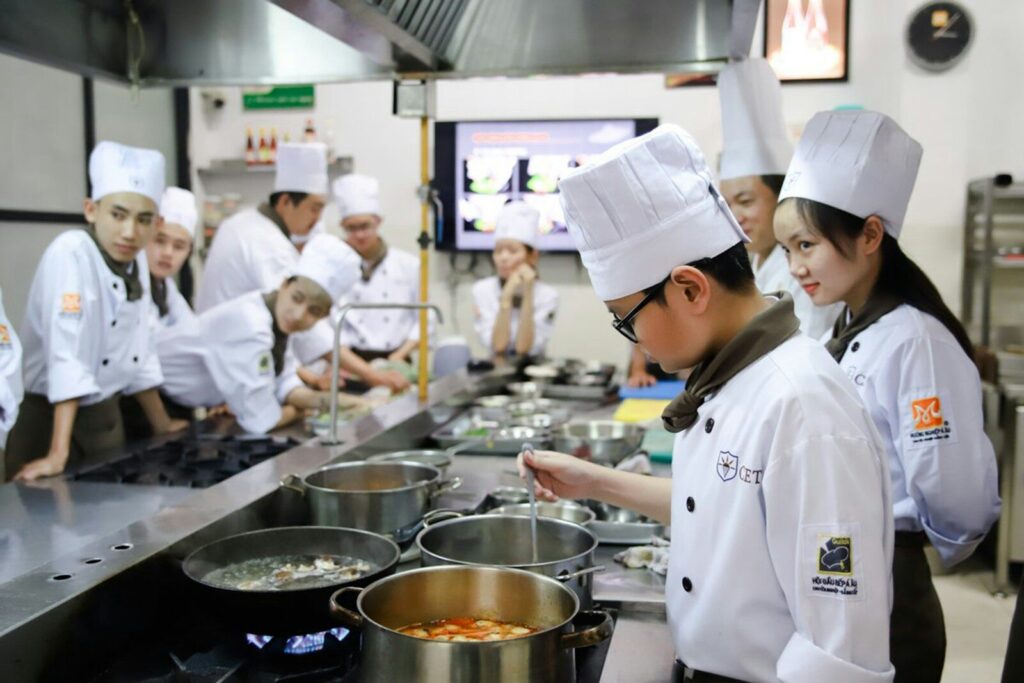 Equipo en una clase de cocina, una de las actividades de team building más pedidas
