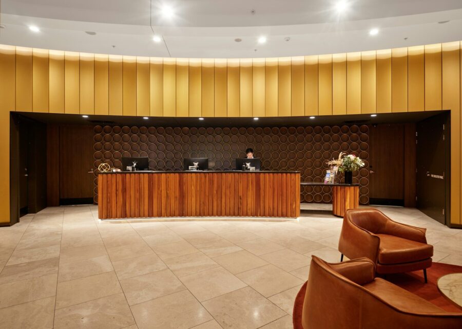 Mostrador de recepción de un hotel con luz cálida