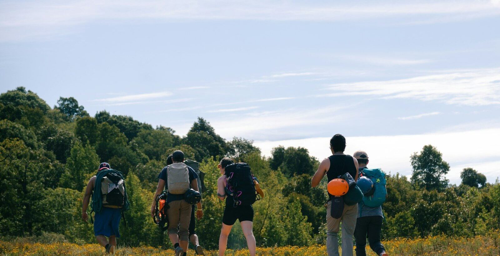 Grupo haciendo team building al aire libre en una ruta por el campo
