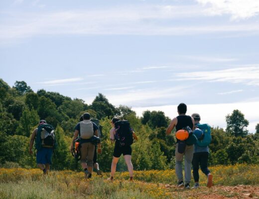 Grupo haciendo team building al aire libre en una ruta por el campo
