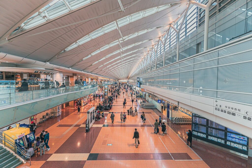 Viajeros en la terminal de un aeropuerto al inicio de un viaje de incentivo