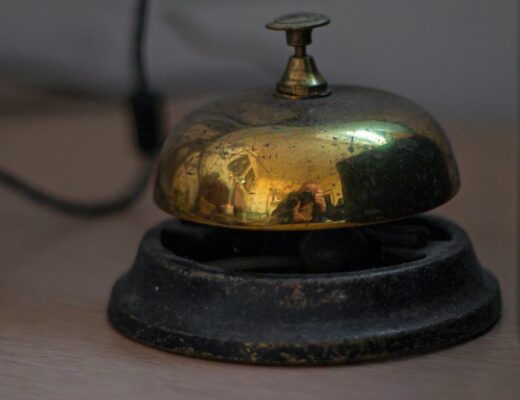 Campanilla de latón sobre el mostrador de una recepción
